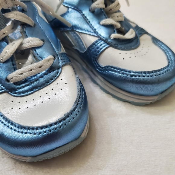 Reebok White & Metallic Blue Sneakers Baby Toddler Girls Size 4 Shoes - Picture 7 of 9